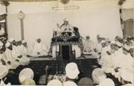 43rd Da&rsquo;i e Mutlaq Muqaddas Maulaa Saiyedna Yusuf Nooruddin saheb (aq) delivering Wa&rsquo;az Mubaarak of Moharram ul-Haraam after the old Mosque Masjid-e-Ziyaii was pulled down and the ta&rsquo;meer of the new mosque began in 1966